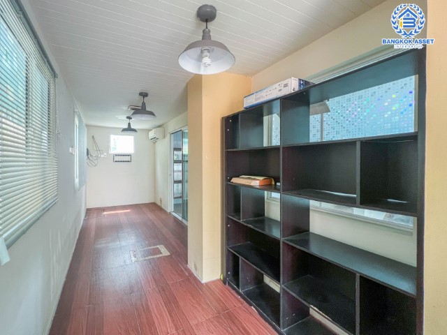 *****บ้านเดี่ยวมือสองย่านปทุมธานี ม.ชวนชื่น บรุ๊คไซด์ บางคูวัด เนื้อที่กว้าง 57.80 ตร.ว. ฟังก์ชัน 3 ห้องนอน 2 ห้องน้ำ ที่จอดรถ 2 คัน ต่อเติมสวย พร้อมเข้าอยู่ สภาพแวดล้อมภายในโครงการดี ตั้งบนทำเลแห่งการเดินทาง เชื่อมต่อถนนกรุงเทพฯ-ปทุมธานี, ถนนศรีสมาน และทางด่วน "ศรีรัช" และ ทางด่วน "ศรีสมาน"